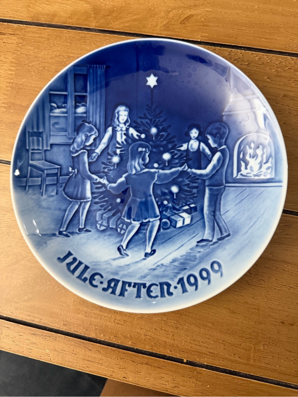 Royal Copenhagen B&G - Jule Aften 1999 Plate Dancing on Christmas Eve